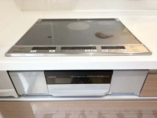 対面式のシステムキッチンには、お手入れがしやすいIHクッキングヒーターが搭載されています。