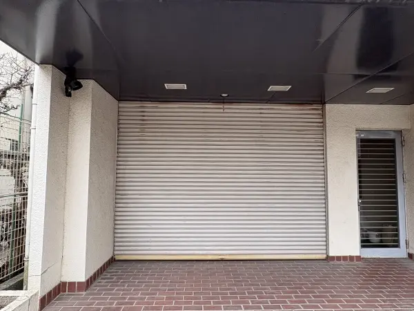 1階入口横には、シャッターが設置されています。夜間など外から内部が見えないため、防犯面も安心。