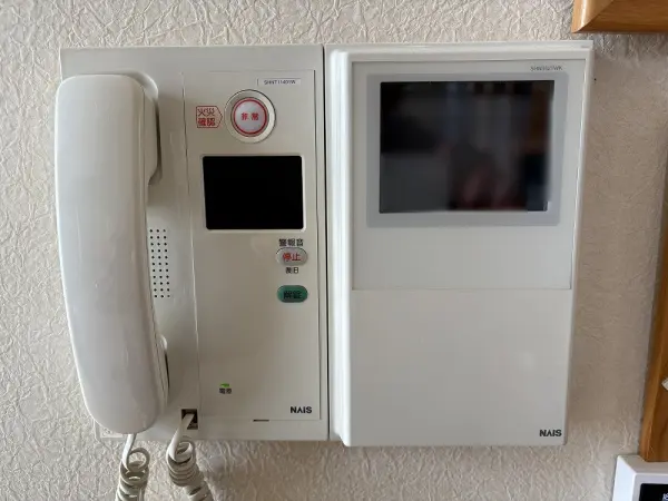 モニタ付きインターホンが備わっており、画面で来客を確認してから応対することができます。