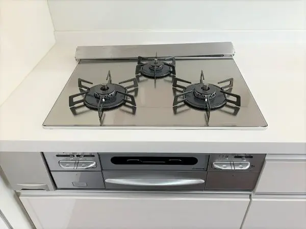 キッチンは、同時調理で時短の叶う３口コンロを採用しております。室内大変丁寧にご使用されております。