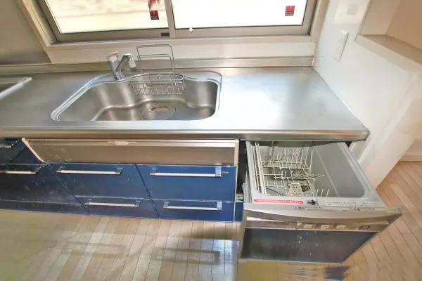 食事の後片付けをサポートしてくれる食器洗乾燥機。家事の時短に役立ち、空いた時間を有効に使えそうです。