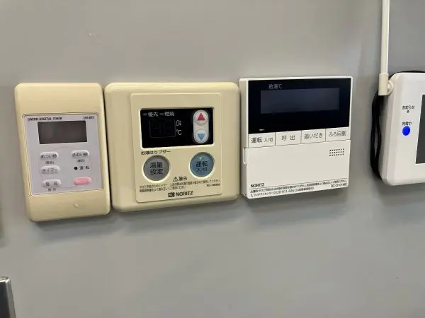 キッチン床暖房給湯器パネルです。リビングと洗面室にも床暖房あります。冬でも足元からぽかぽかですね。