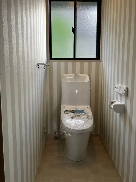 ２階トイレです。便器は新調予定です。１階２階にトイレがあると混雑を妨げることができます。