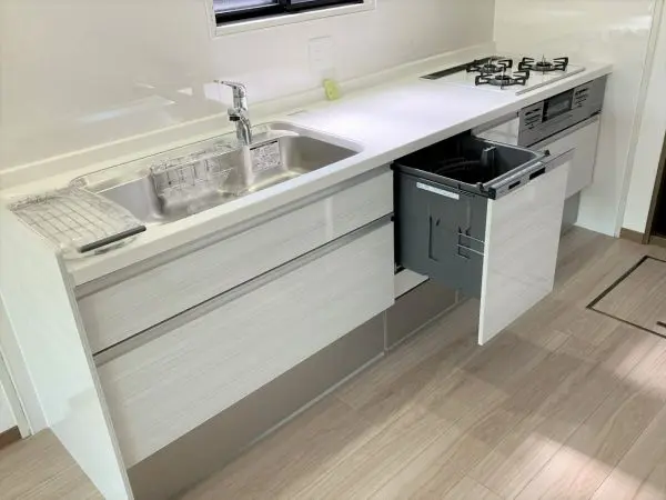 手にやさしい、後片付けおまかせの食器洗浄機です。ご家族みんなで食後のだんらんを楽しんでいただけます。