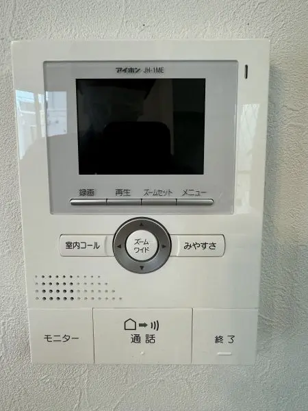 モニター付きインターホンが備わっており、防犯面に配慮されています。訪問者を事前に確認できます。
