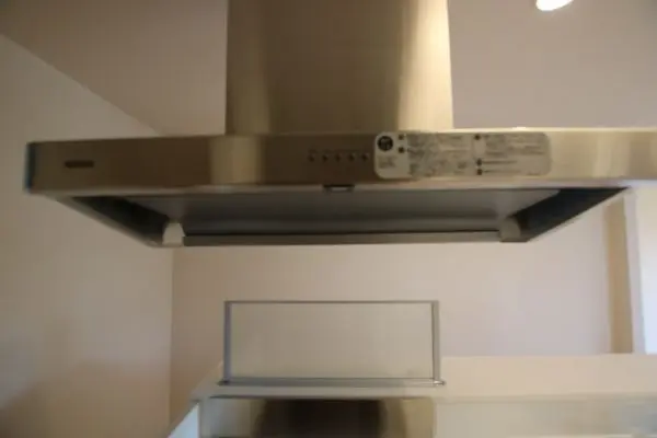 機能性とデザイン性を兼ね備えたレンジフード。掃除がしやすく、スタイリッシュな見た目が特徴です。