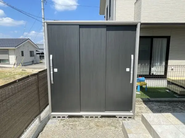 屋外に物置が設置されています。アウトドア用品や防災グッズ、スポーツ用品などをたっぷり収納可能です。