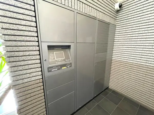 宅配ボックスが設置されているため、不在時も荷物の受け取りが可能です。再配達の手間が省けます。