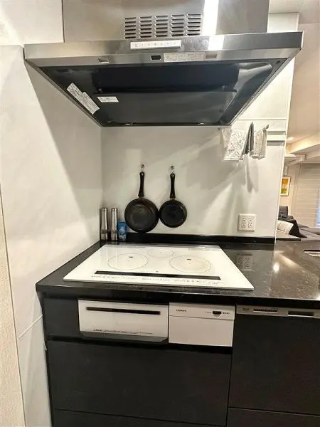 キッチン設備です。レンジフード、IHコンロ、グリル、食器洗い乾燥機等あります。