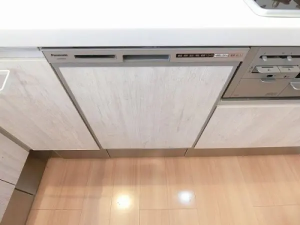 場所を取らないビルトインタイプの食器洗浄乾燥機が搭載されています。