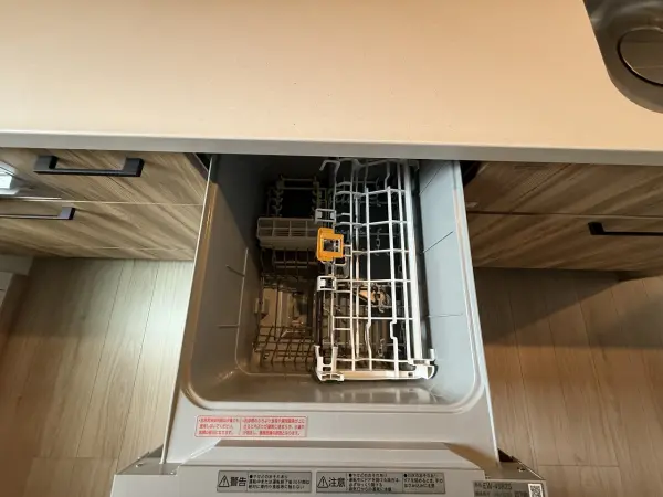 食事の後片付けの負担を軽くしてくれる食器洗乾燥機。