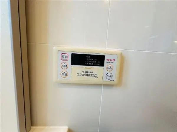 スイッチ一つで入浴準備ができる給湯リモコンです。浴室・台所にもあります。