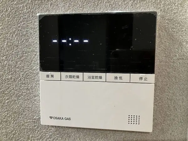浴室暖房乾燥機付きの浴室。花粉の季節や雨の日もお洗濯ものを乾かす事が出来るので助かりますね。