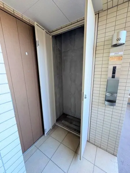 玄関横にトランクルームが設置されております。季節やシーンが限られるものに重宝します。