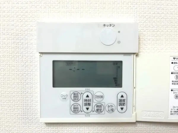 床暖房はリビングとキッチンに設置されています。足元から温めてくれます。