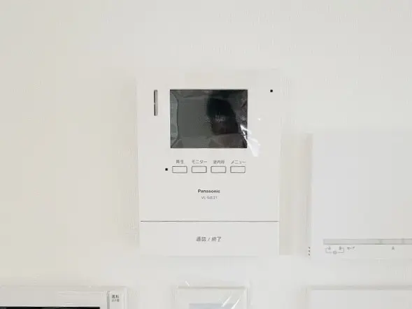 ご来客の方のお顔が見える、モニター付きインターホンを採用しております。防犯面も安心の設備です。