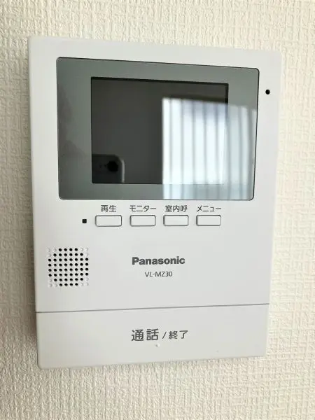 TVモニター付きインターホンの為、防犯面に配慮されています。訪問者確認してから応対することができます