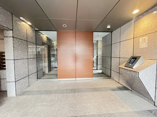 木製の扉で外部からマンション内が見えづらい設計です。
