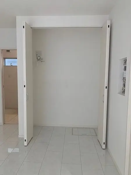 ＬＤＫには日用品やお掃除用具等の収納に助かる物入が備わっています。すっきり広々とお部屋が使えます。