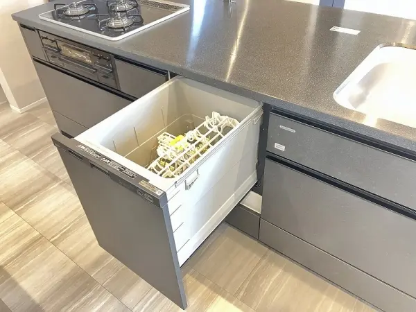 キッチンには忙しいママの味方、後片付けも楽な食器洗浄乾燥機を搭載しております。