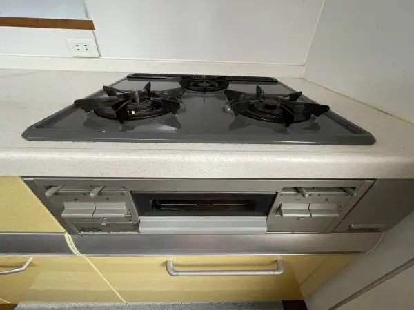 ご家族との会話を楽しみながらお料理していただける対面式キッチンです。３口コンロでお料理が捗ります。