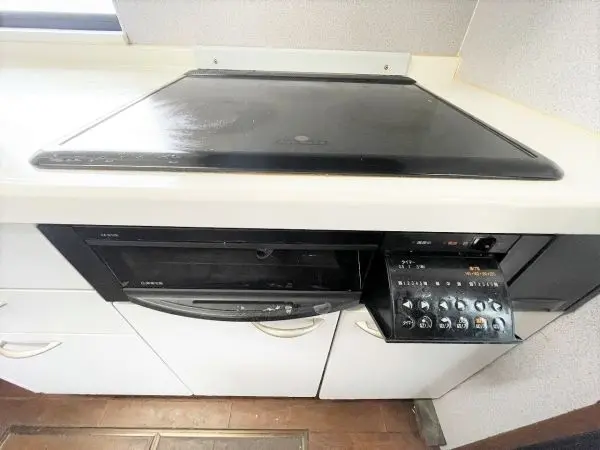 お掃除簡単なＩＨクッキングヒーターと、後片づけに助かる食器洗い乾燥機搭載のシステムキッチンです。