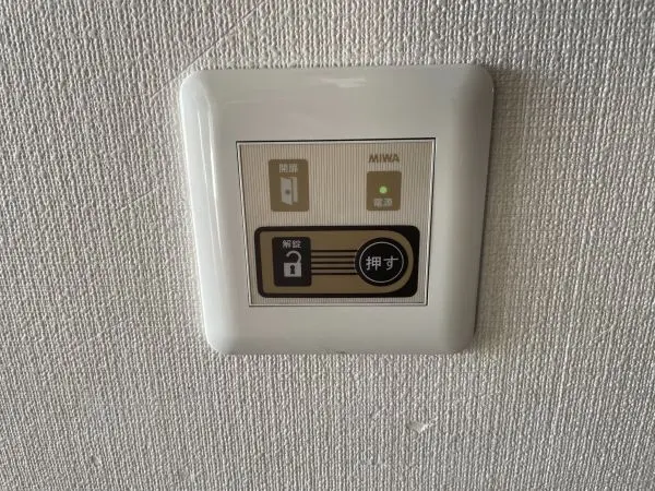 マンションのエントランスはオートロックで管理されています。