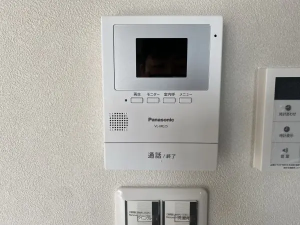 モニター付きインターフォン設備。