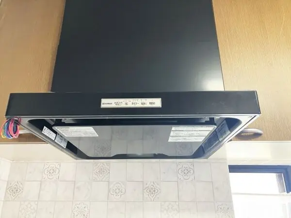 三口コンロが備わった、システムキッチンです。吊戸棚もあり、調理器具や食器等も収納していただけます。