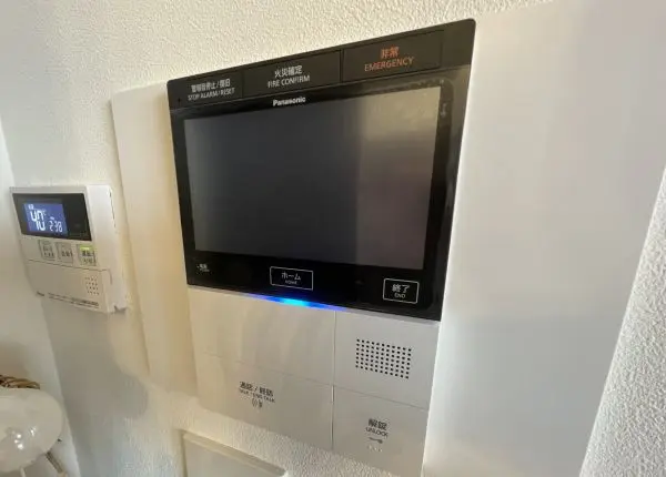 来訪者を音声と画像で確認できるTVモニタ付インターホンです。