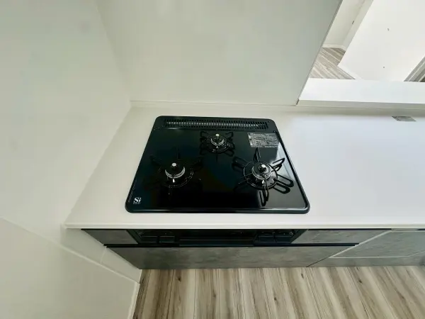 キッチンは、同時調理で時短の叶う３口コンロを採用。作業スペースもゆとりがあり使いやすいキッチンです。