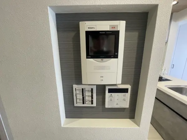 ご来客の方のお顔が見える、モニター付きインターホンを採用しております。防犯面も安心の設備です。