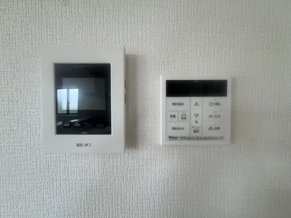 来訪者を音と画像で確認出来るTVモニター付きインターホンが採用されています。