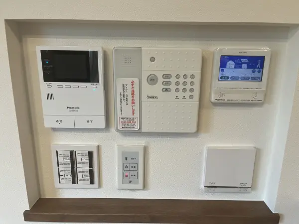 モニター付きインターホンなどが一カ所にまとめてあります