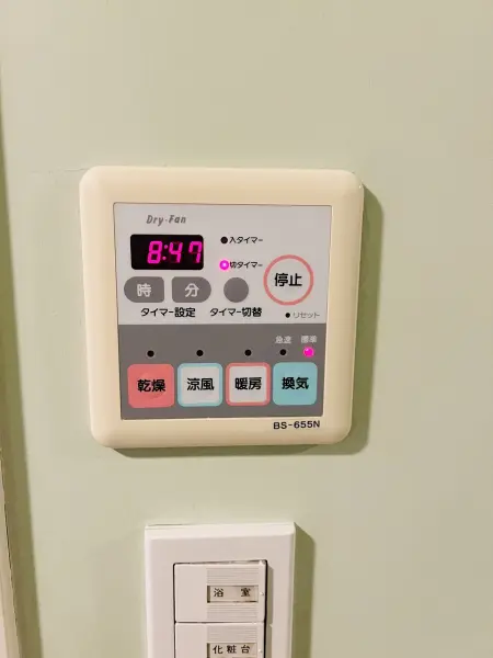 給湯器リモコン部分です。ふろ自動機能や追いだき機能のほか、ふろ予約といったうれしい機能もございます。