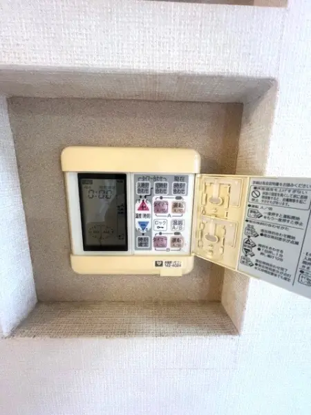 床暖房が備わっており、足元から部屋全体を暖めてくれて、乾燥しにくく、ホコリが舞いにくいです。