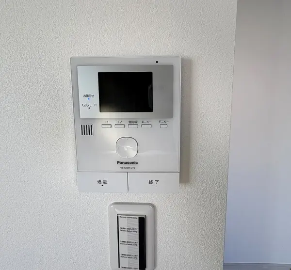 室内にいながら、来訪者の顔や外の様子を一目で確認することができます。