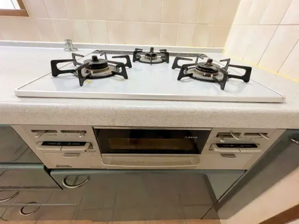 システムキッチンには調理の同時進行が可能な、グリル付き3口コンロが搭載されています。