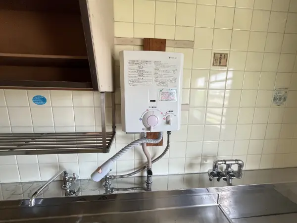 キッチンにあります給湯器です