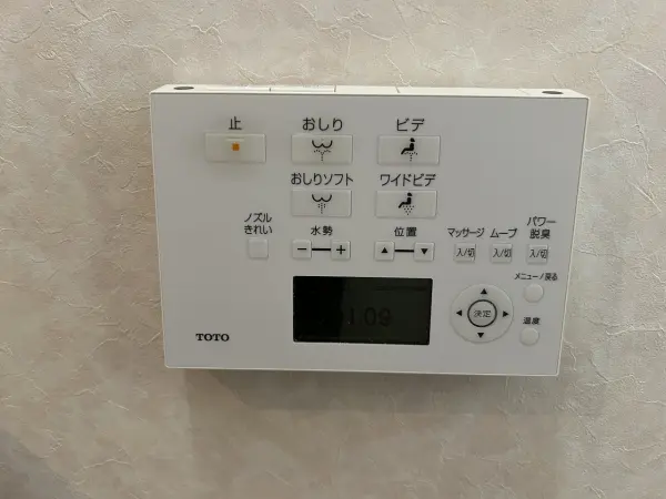 温水洗浄便座付きのトイレです。いつでも快適にご利用いただけます。