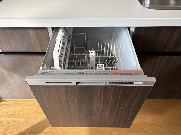 食器洗浄乾燥機が付いておりますので、食器洗いの手間が省け、食後の時間も家族とゆっくり過ごせます。