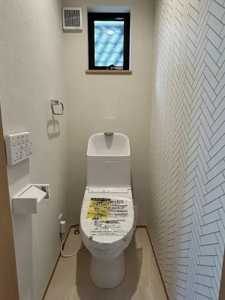 １階トイレです。自然光と風を取り入れる窓付きトイレで、爽やかな空間です。