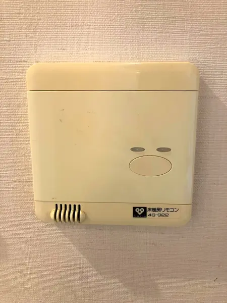 足元から身体を温めてくれます。エアコンに比べてホコリが舞いにくいのも嬉しいポイントです。