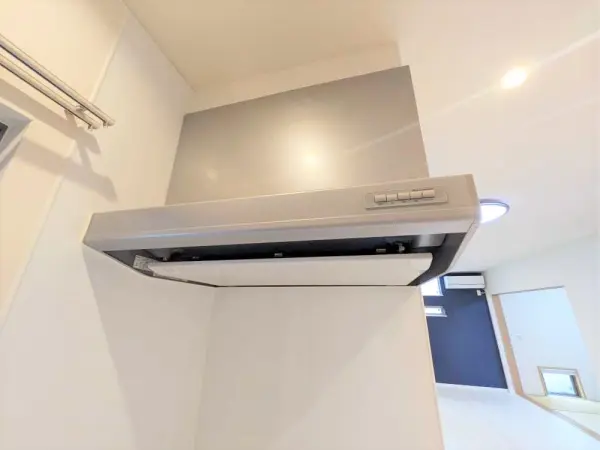 使い勝手の良い3口ガスコンロ+魚焼きグリル付きで、毎日の調理がスムーズに進みます。