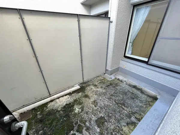 キッチン横の扉を開けるとライトコートがございます