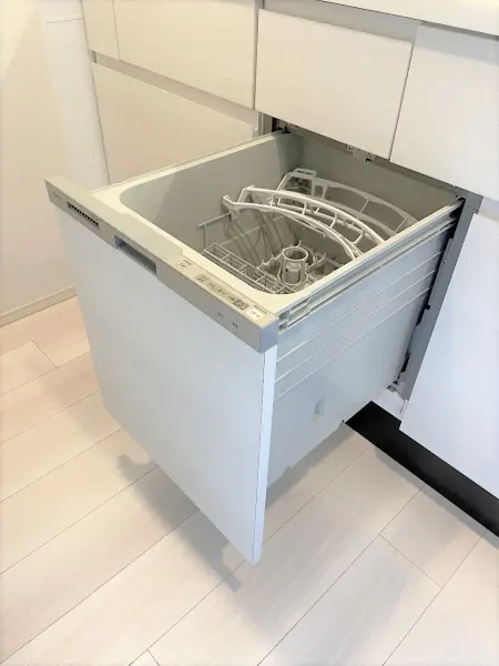 キッチンには食器洗い乾燥機が設置されています