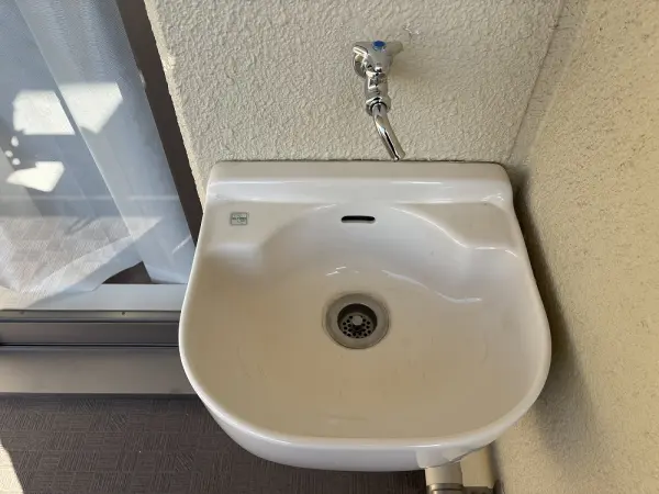 バルコニーにスロップシンクが設置されております。