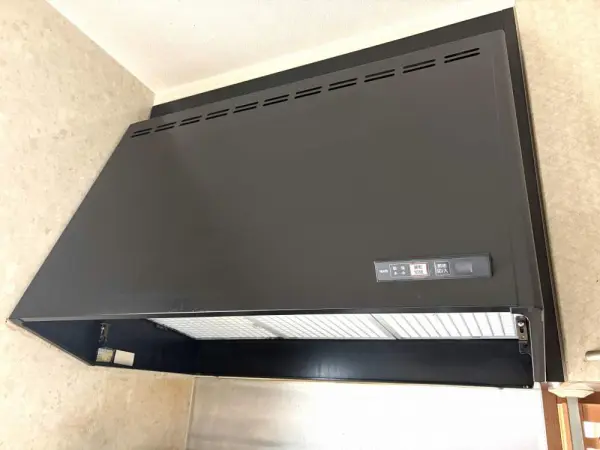 ３口コンロ、食器洗い乾燥機が備わった、使い勝手の良い対面式システムキッチンです。