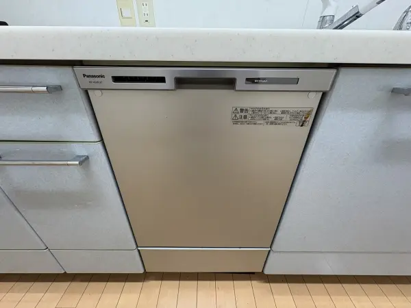 キッチンに食器洗乾燥機が備わっており、家事負担を軽減してくれます