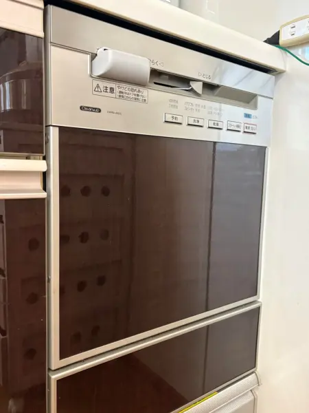 場所を取らないビルトインタイプの食器洗乾燥機を搭載。